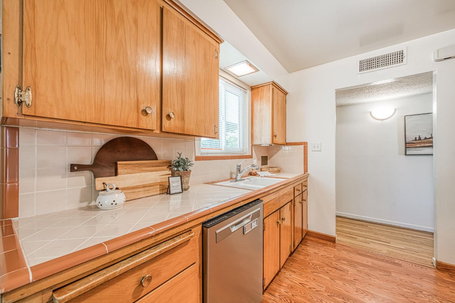 593 W Pico, Clovis, CA 93612