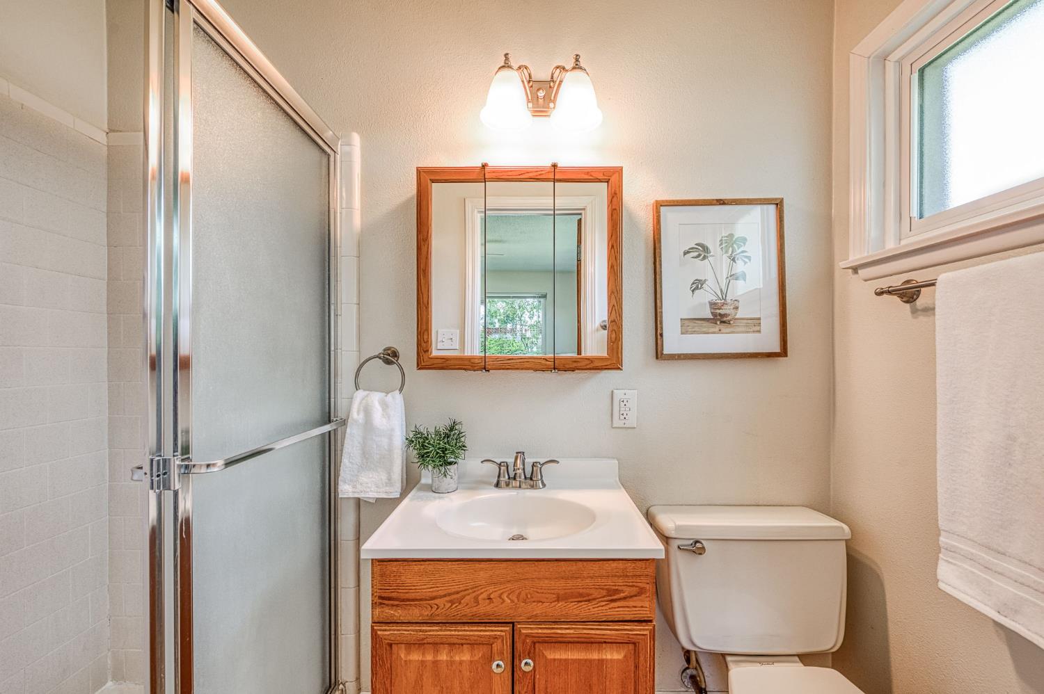 593 W Pico, Clovis, CA 93612