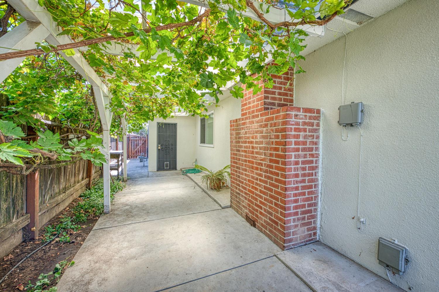 593 W Pico, Clovis, CA 93612