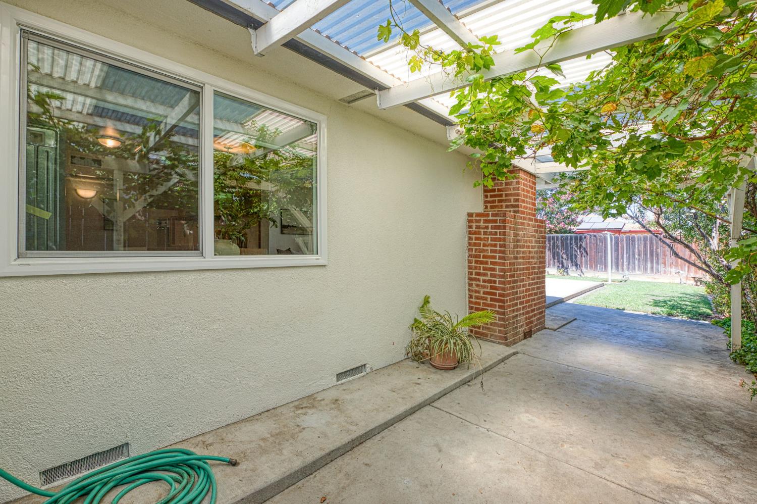 593 W Pico, Clovis, CA 93612