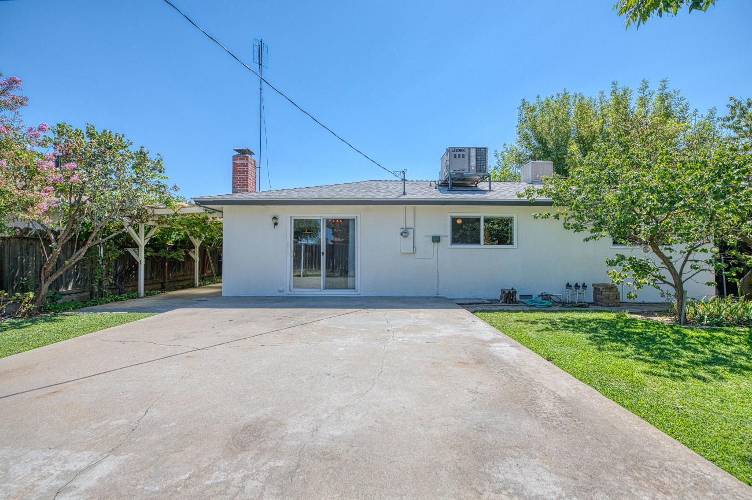 593 W Pico, Clovis, CA 93612