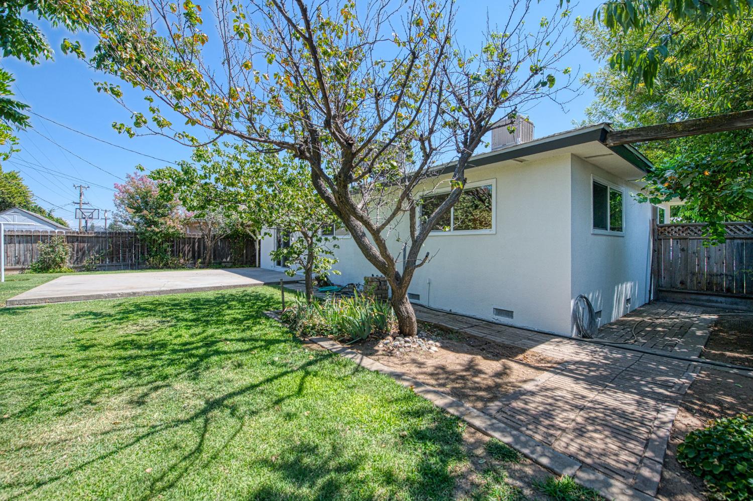 593 W Pico, Clovis, CA 93612