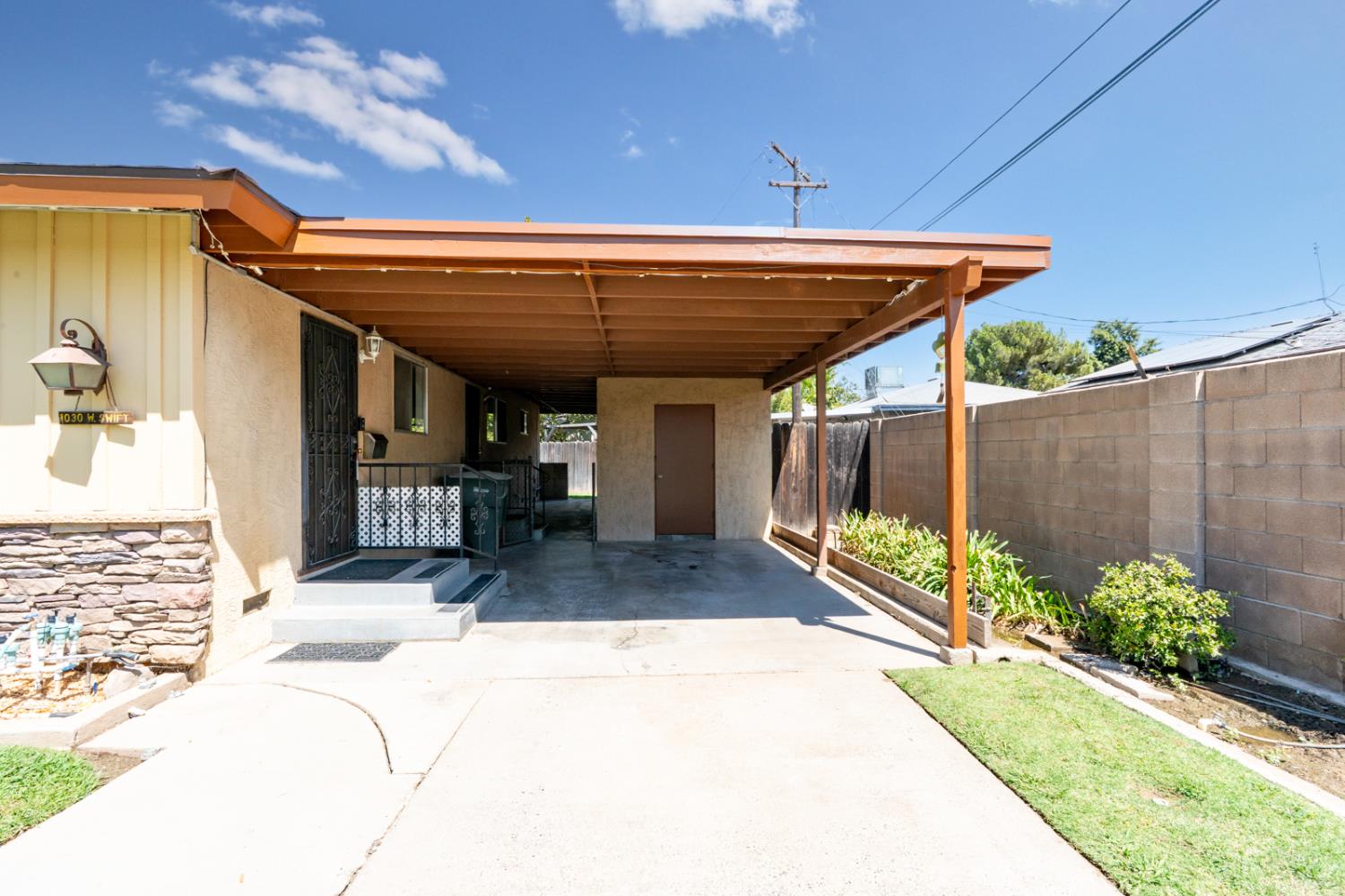 1030 W Swift Ave, Fresno, CA 93705