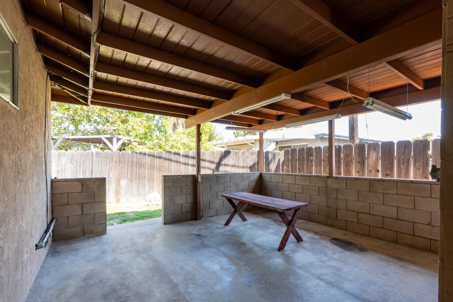 1030 W Swift Ave, Fresno, CA 93705