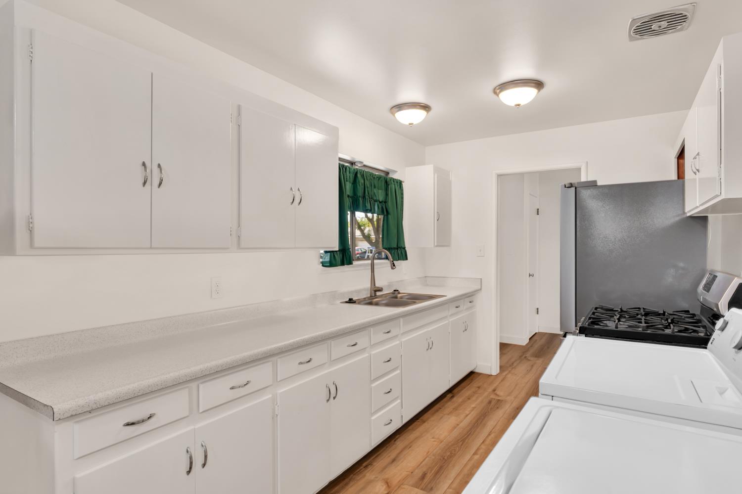 1030 W Swift Ave, Fresno, CA 93705