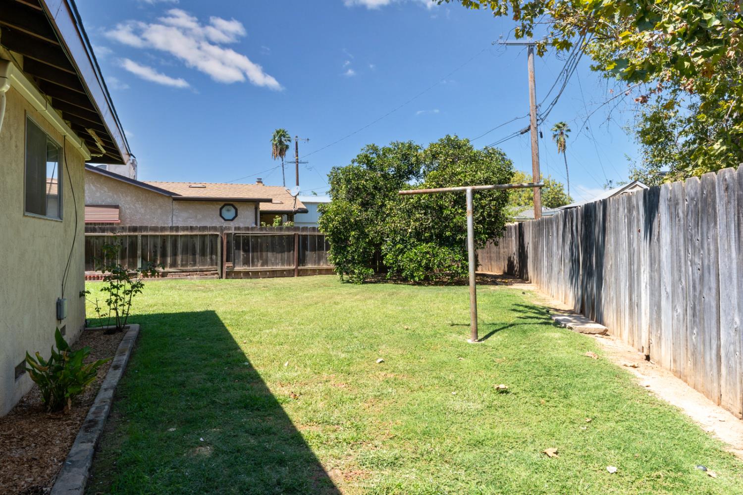 1030 W Swift Ave, Fresno, CA 93705