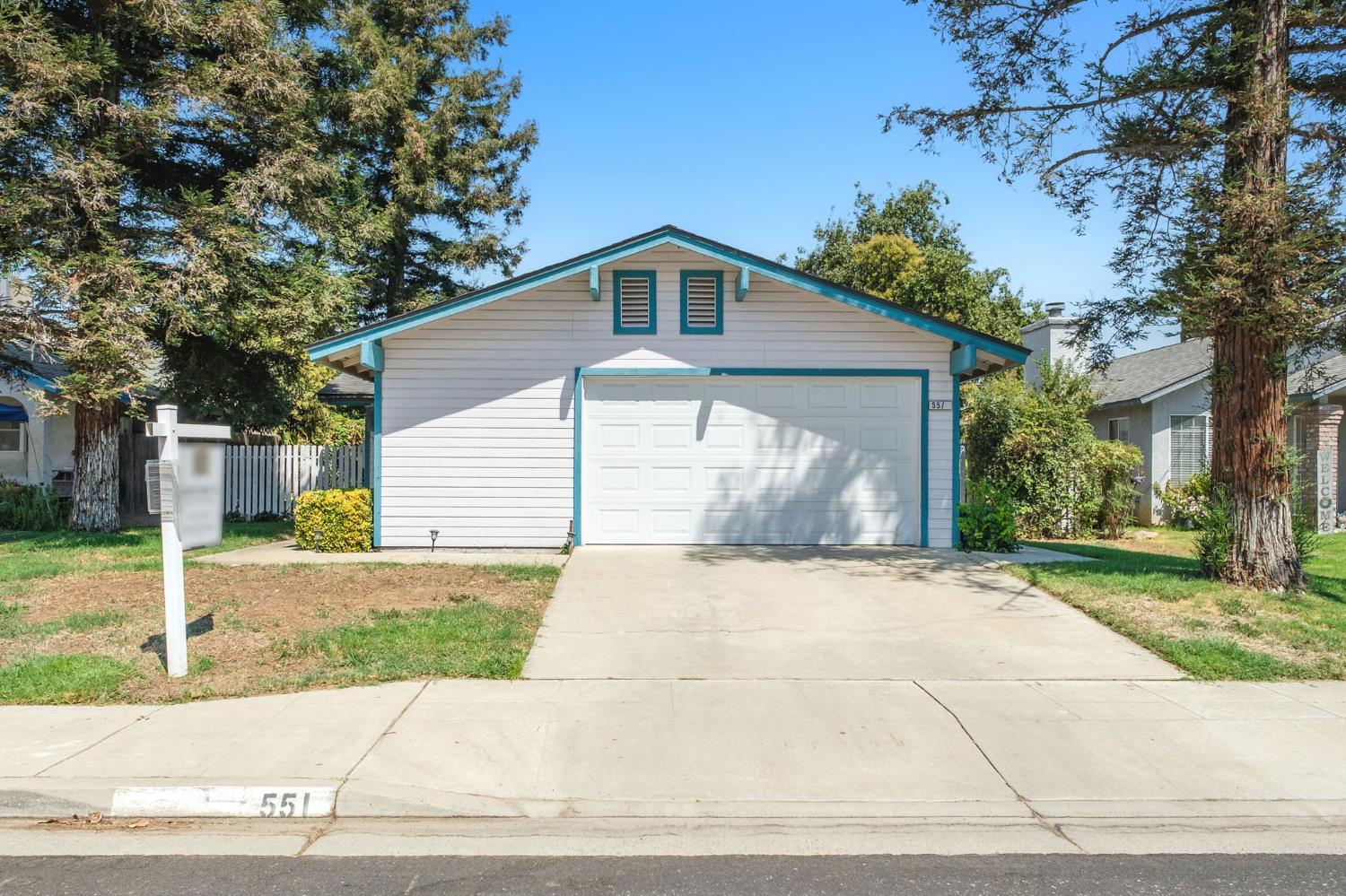 551 W Pat Dr, Clovis, CA 93612