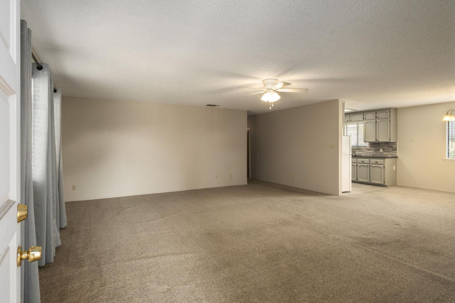 551 W Pat Dr, Clovis, CA 93612