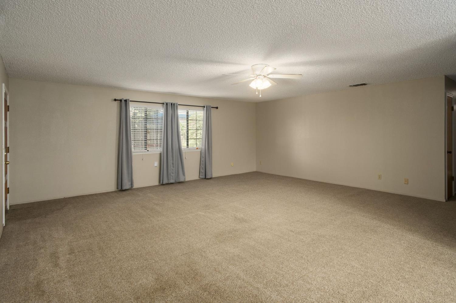 551 W Pat Dr, Clovis, CA 93612