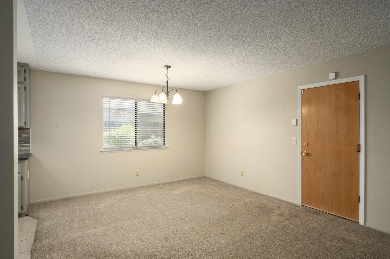 551 W Pat Dr, Clovis, CA 93612