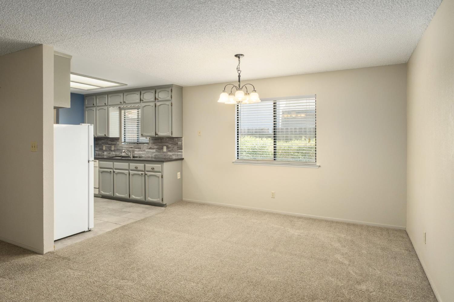 551 W Pat Dr, Clovis, CA 93612