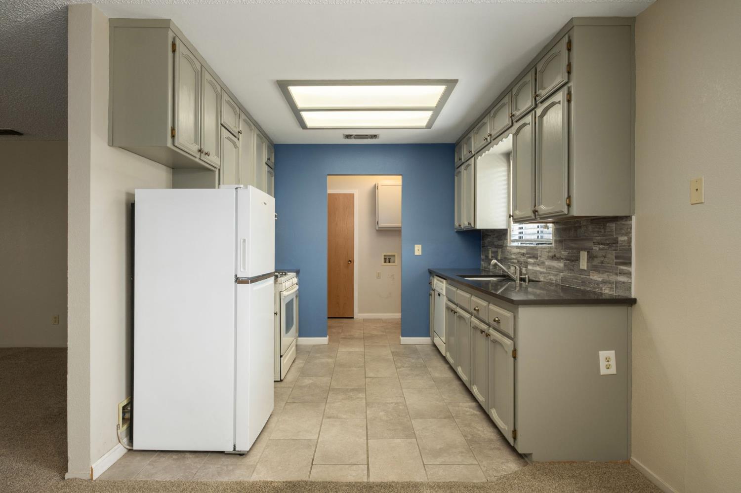 551 W Pat Dr, Clovis, CA 93612