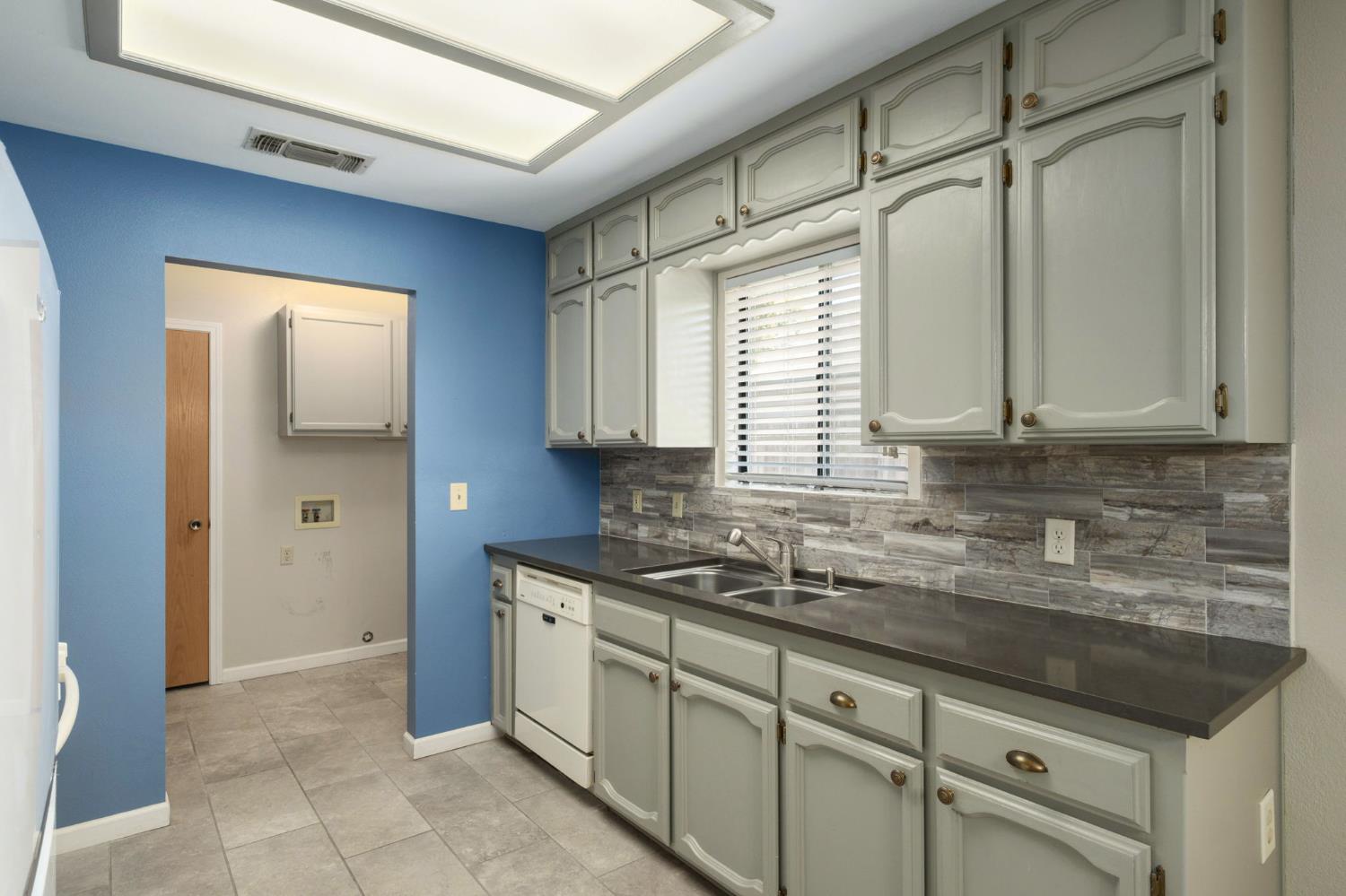 551 W Pat Dr, Clovis, CA 93612
