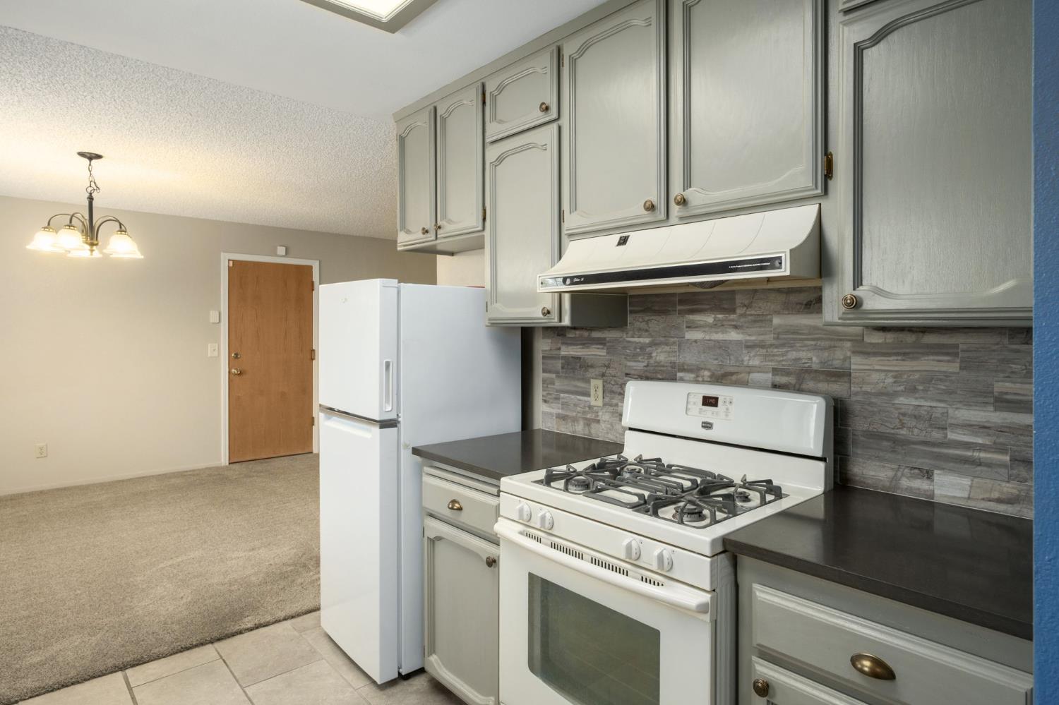 551 W Pat Dr, Clovis, CA 93612