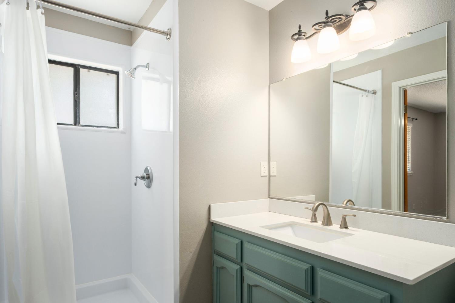 551 W Pat Dr, Clovis, CA 93612