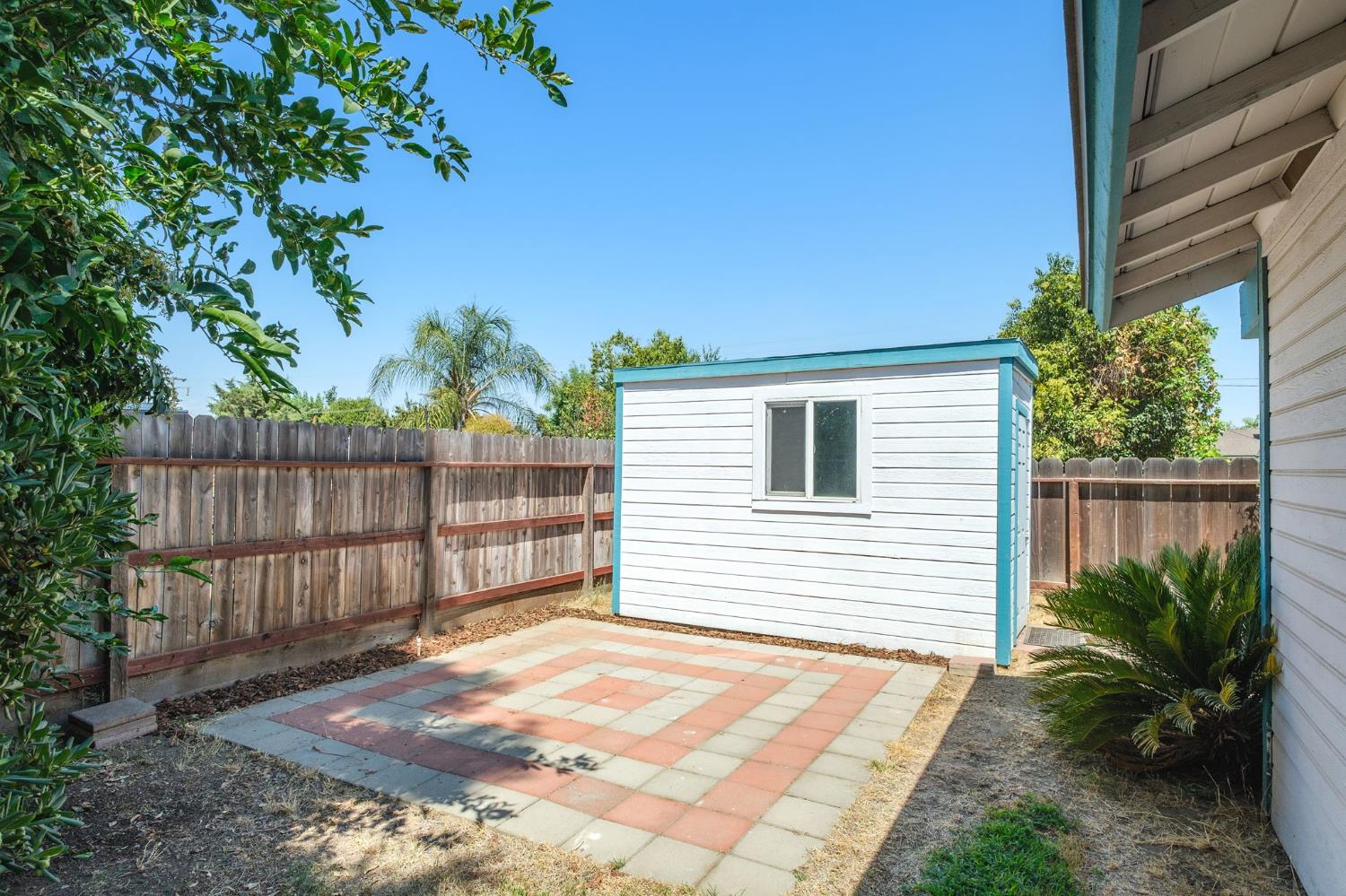 551 W Pat Dr, Clovis, CA 93612