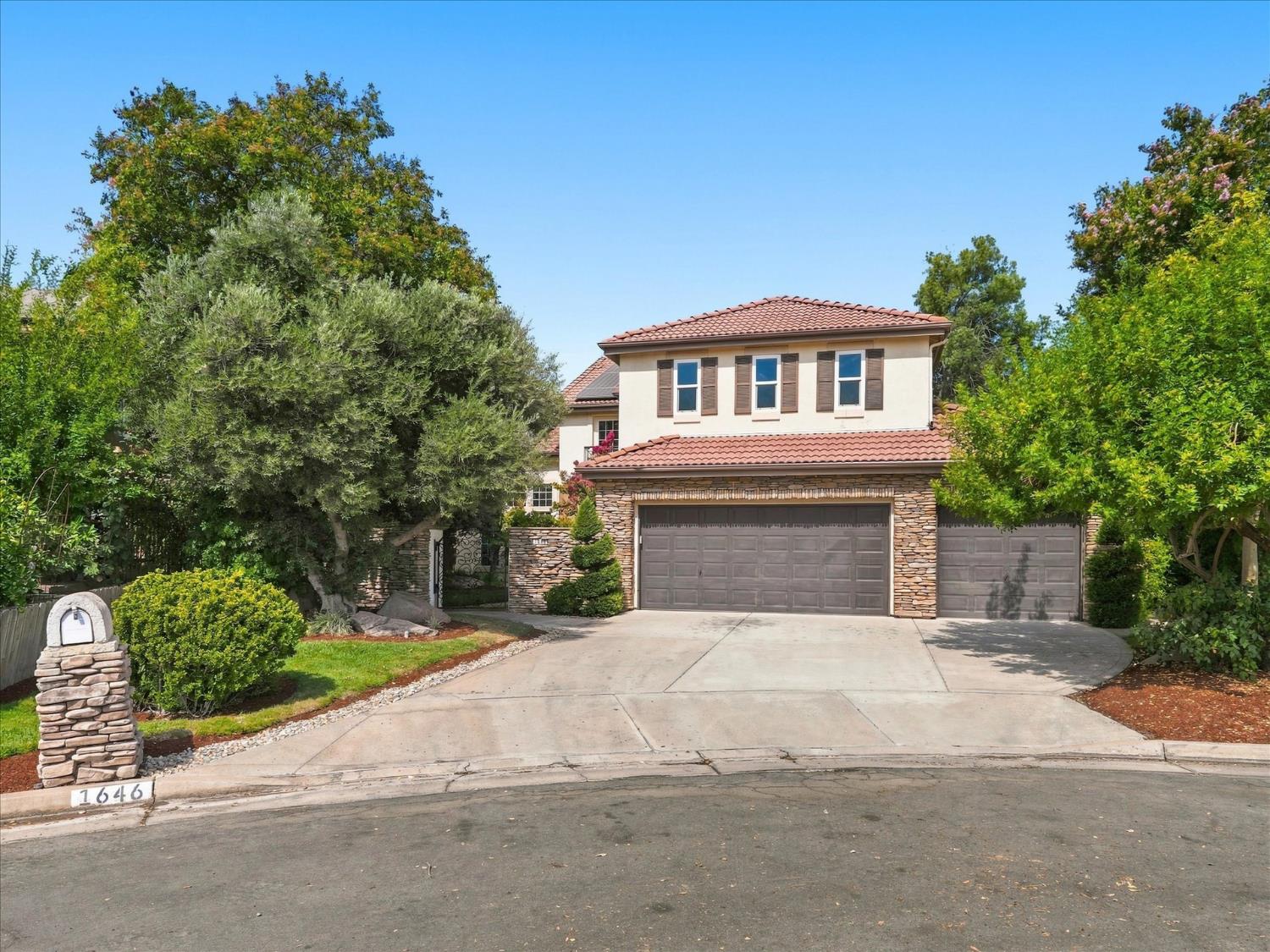 1646 E Desert Island Dr, Fresno, CA 93730