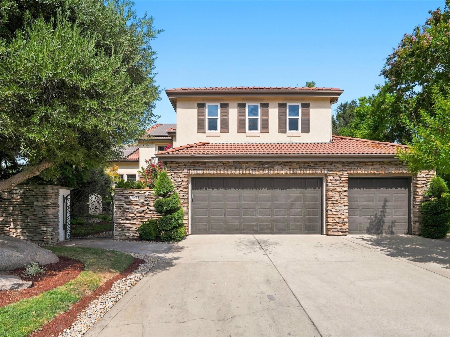 1646 E Desert Island Dr, Fresno, CA 93730