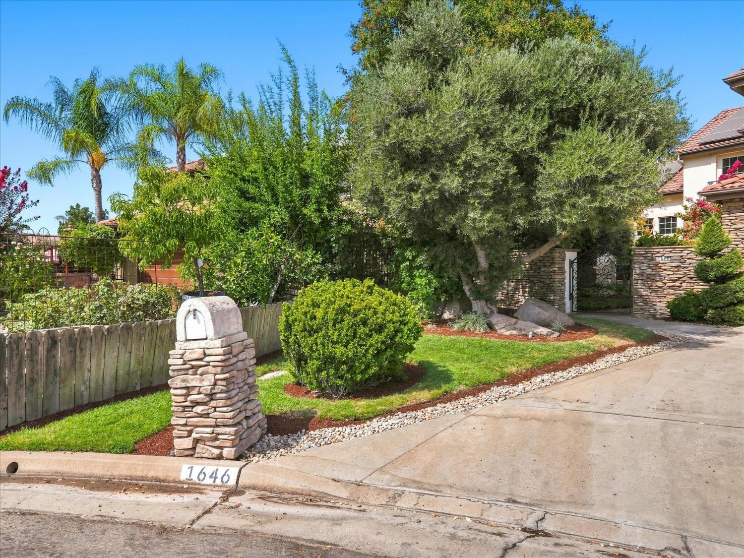 1646 E Desert Island Dr, Fresno, CA 93730