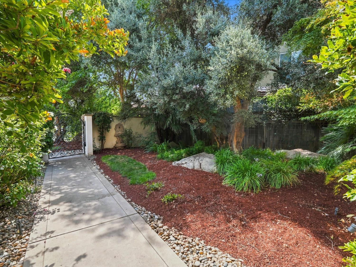 1646 E Desert Island Dr, Fresno, CA 93730