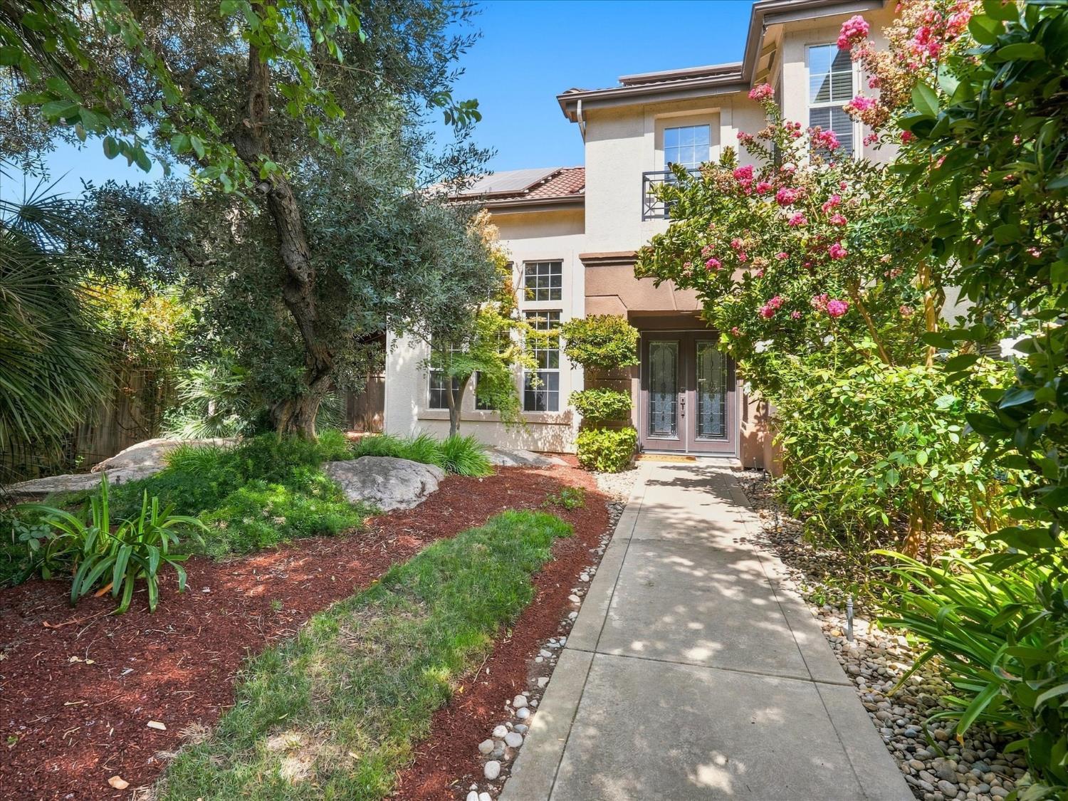 1646 E Desert Island Dr, Fresno, CA 93730