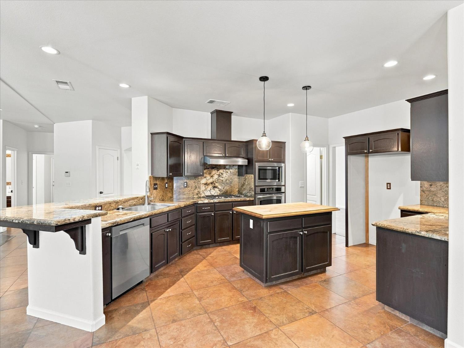 1646 E Desert Island Dr, Fresno, CA 93730