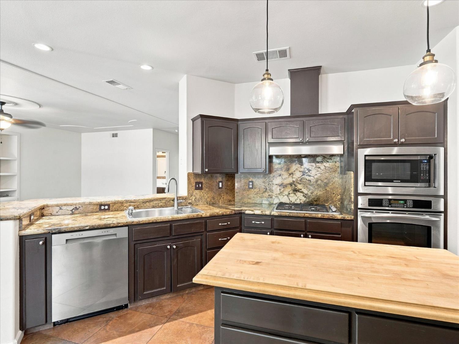 1646 E Desert Island Dr, Fresno, CA 93730