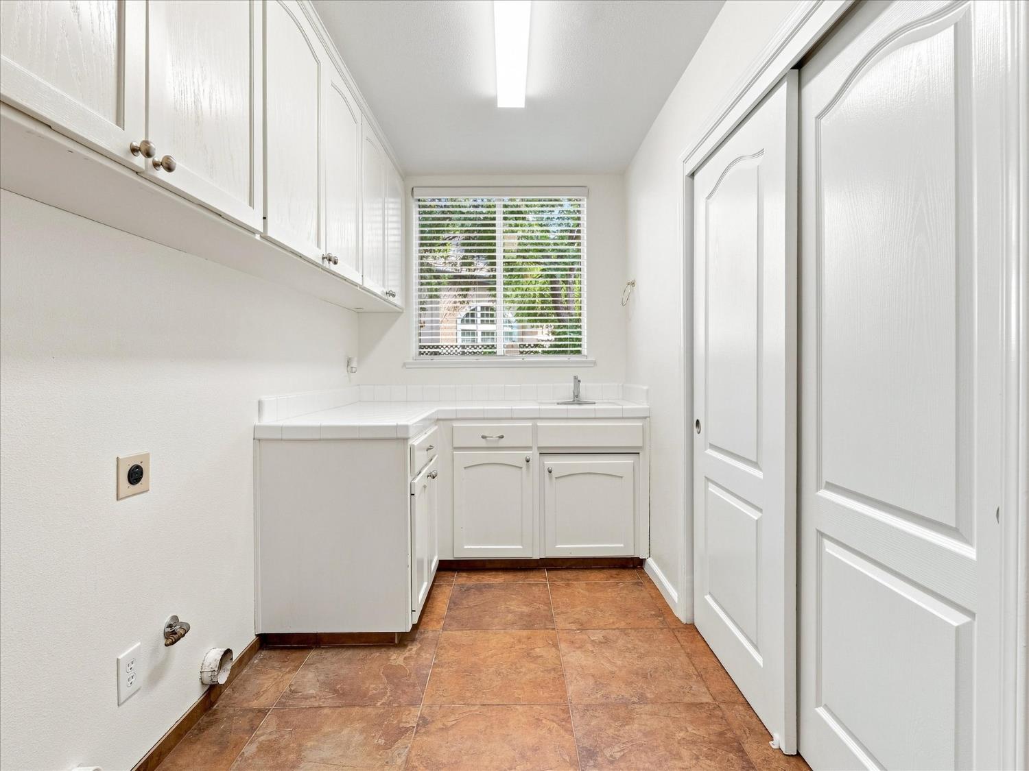 1646 E Desert Island Dr, Fresno, CA 93730