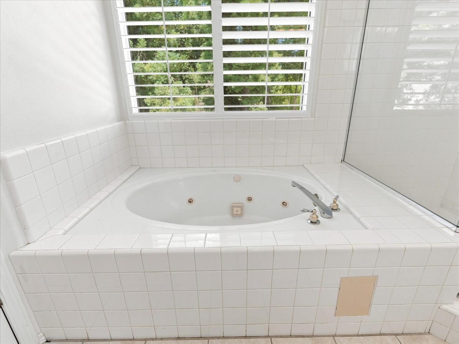 1646 E Desert Island Dr, Fresno, CA 93730