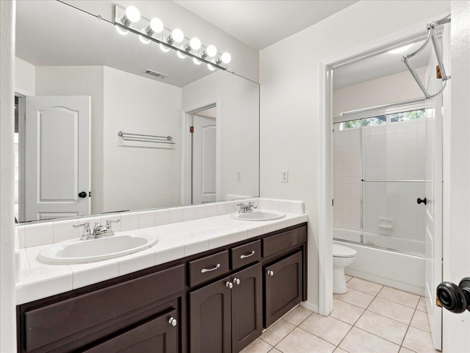1646 E Desert Island Dr, Fresno, CA 93730