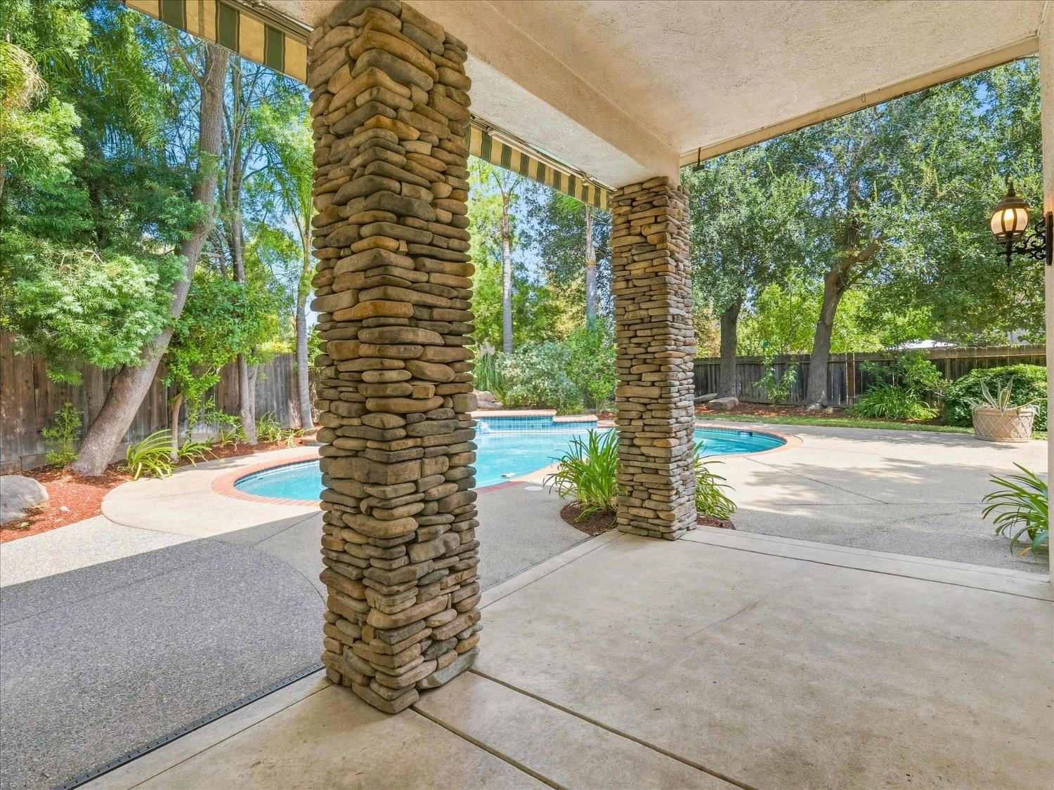 1646 E Desert Island Dr, Fresno, CA 93730