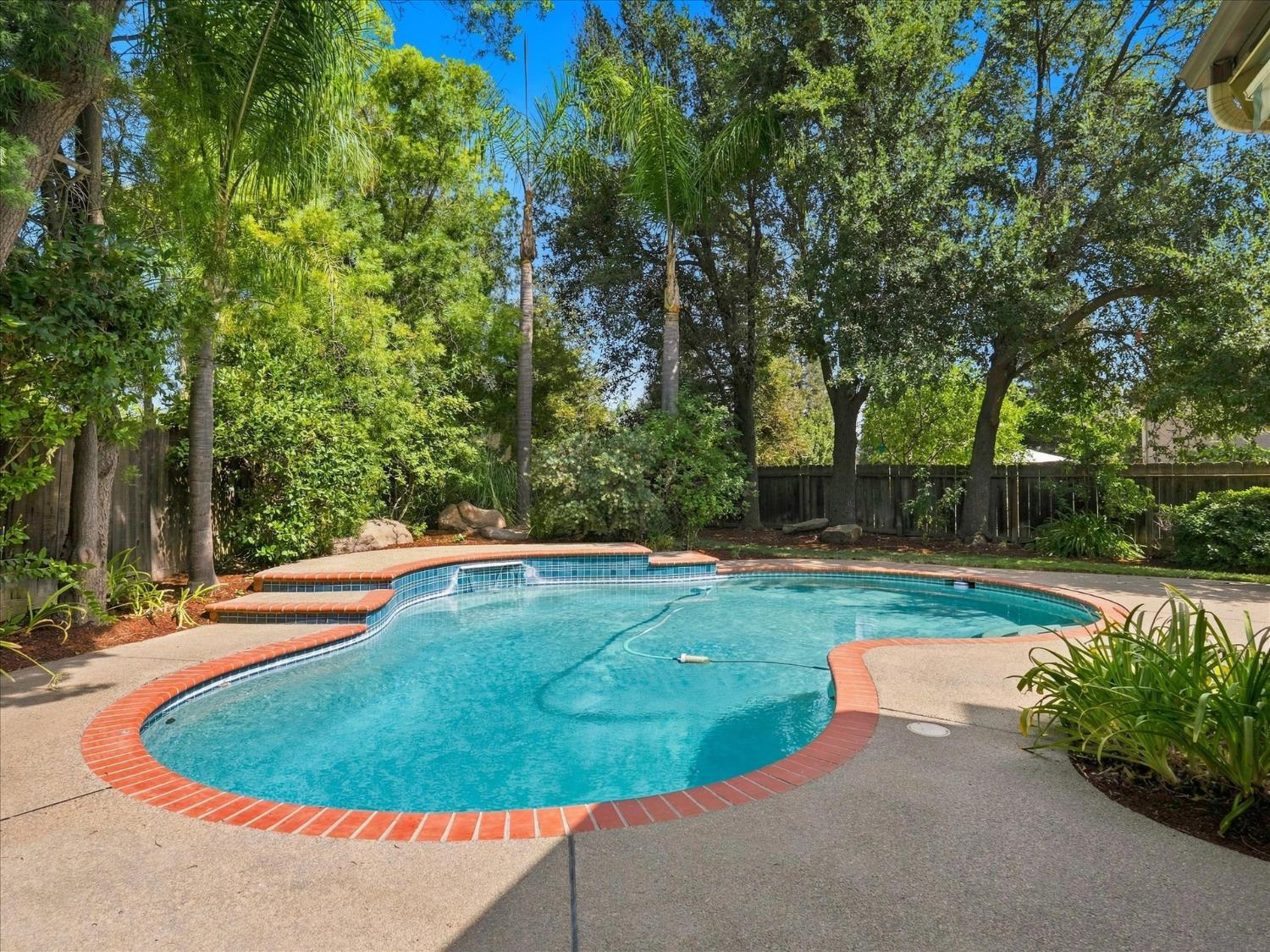 1646 E Desert Island Dr, Fresno, CA 93730