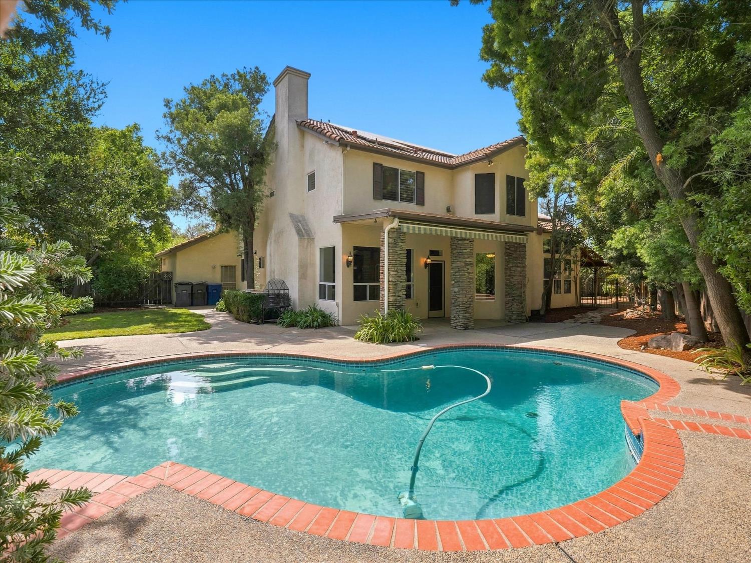 1646 E Desert Island Dr, Fresno, CA 93730