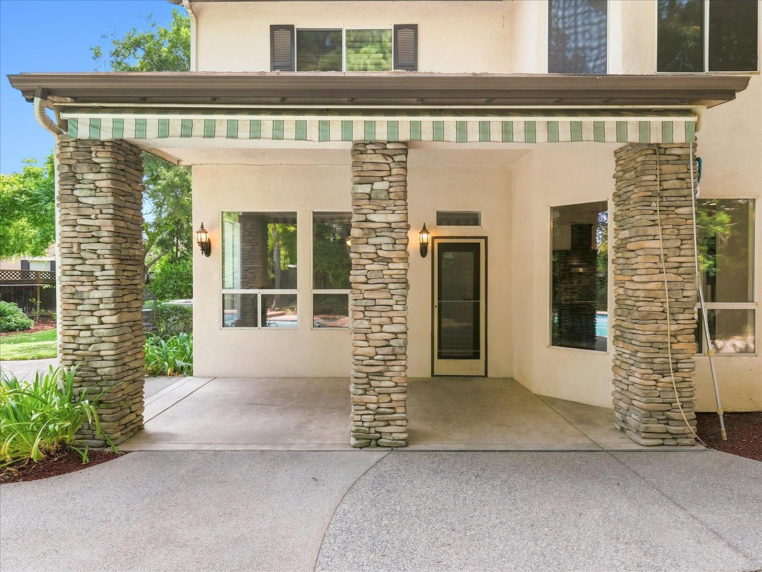 1646 E Desert Island Dr, Fresno, CA 93730
