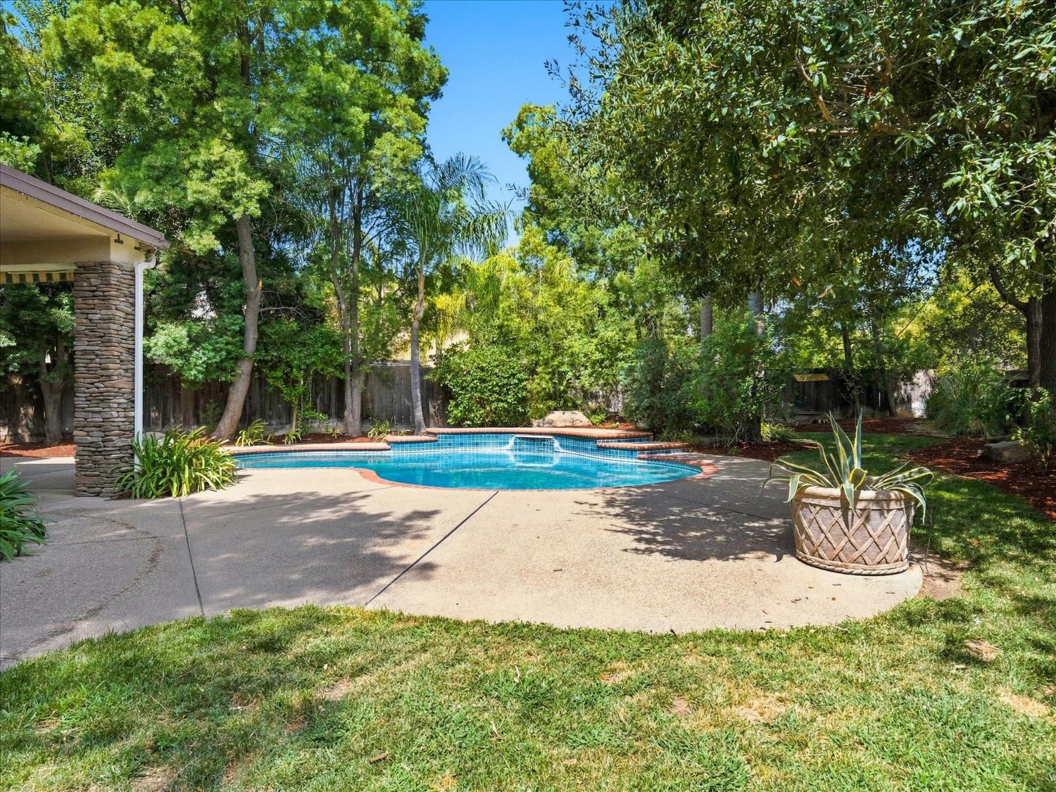1646 E Desert Island Dr, Fresno, CA 93730