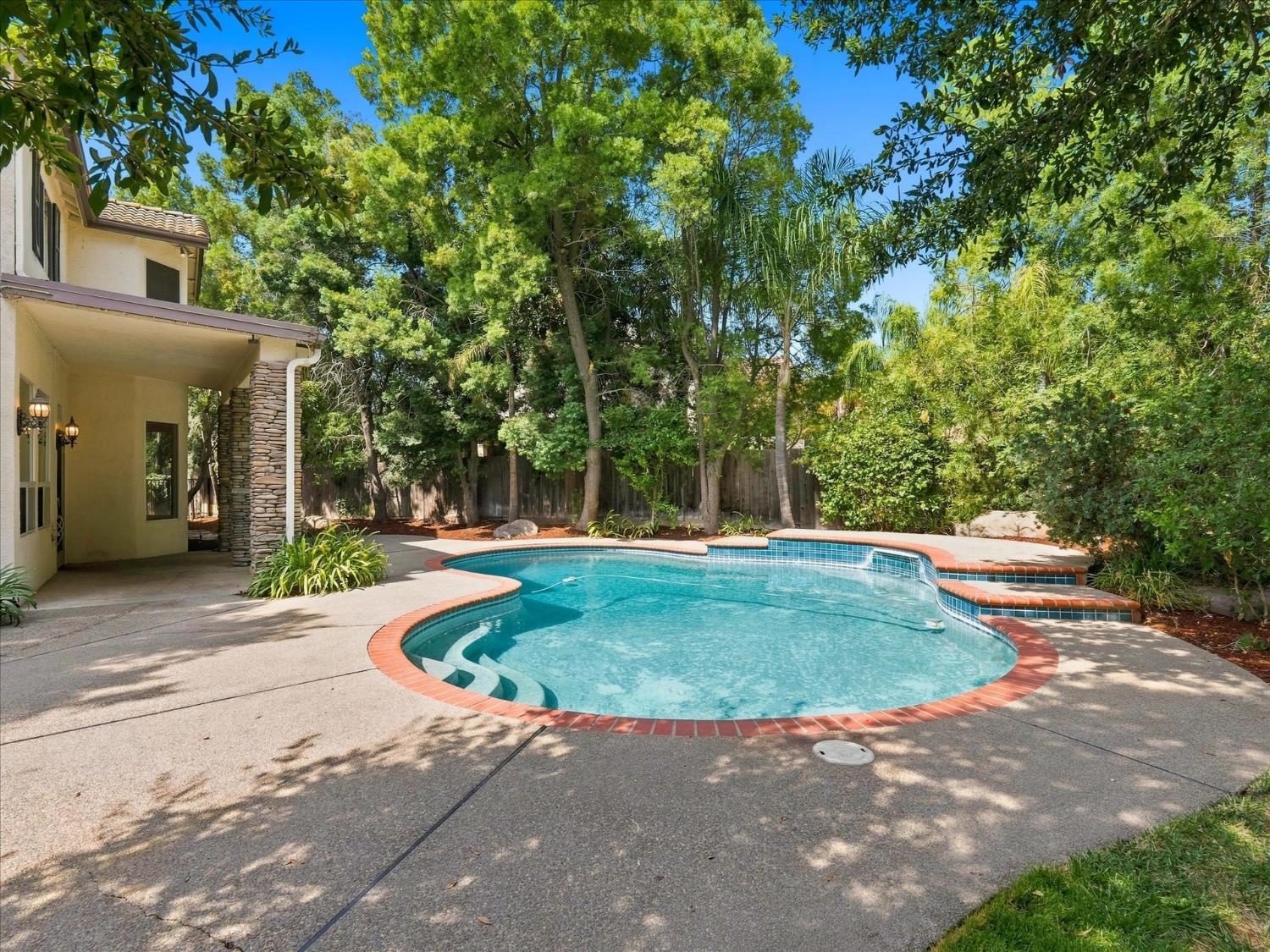 1646 E Desert Island Dr, Fresno, CA 93730
