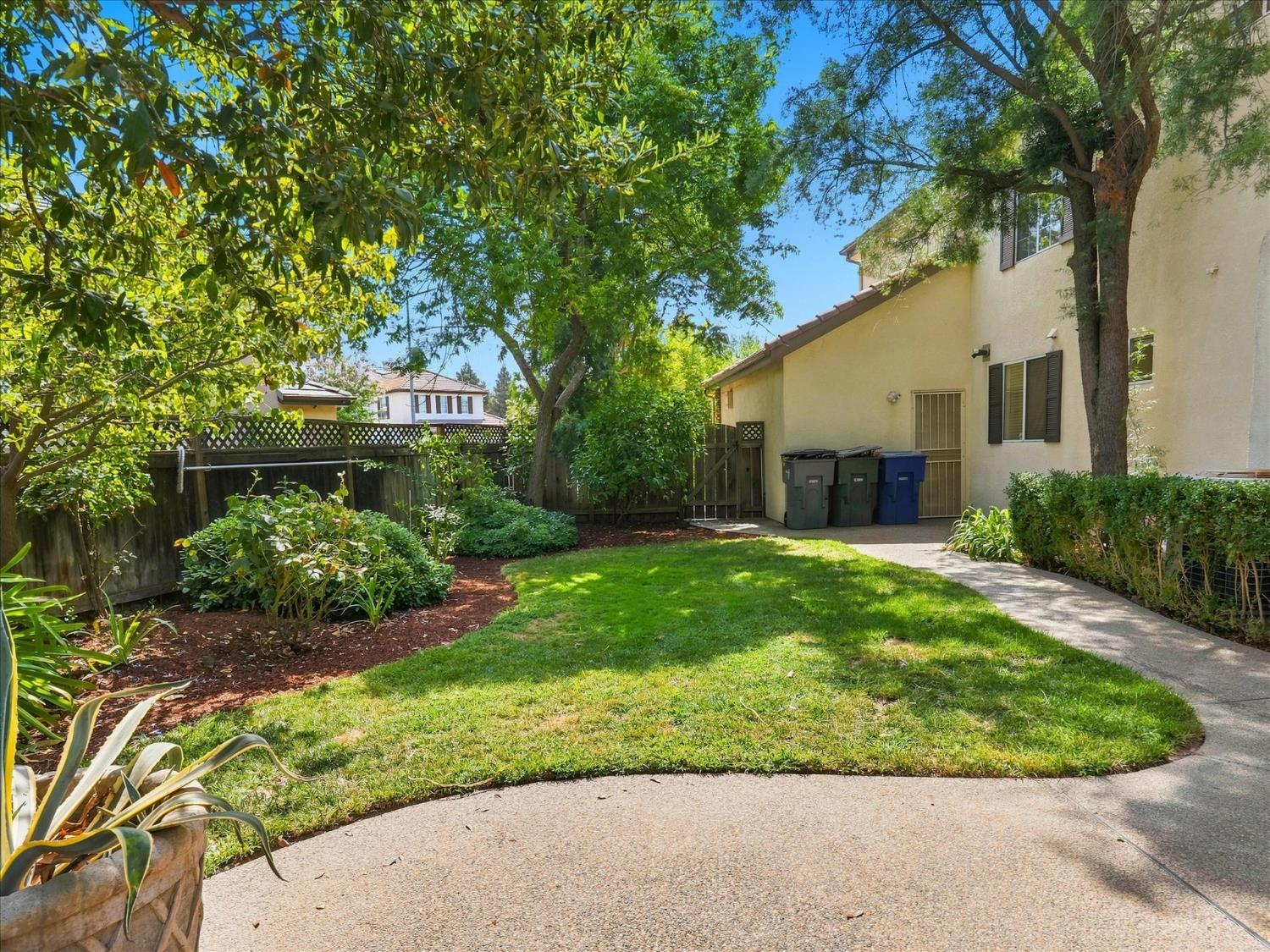 1646 E Desert Island Dr, Fresno, CA 93730