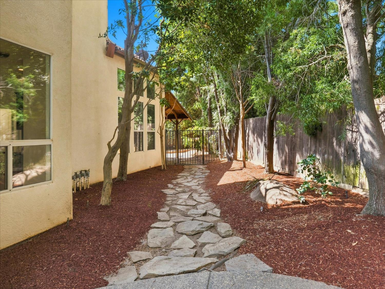 1646 E Desert Island Dr, Fresno, CA 93730