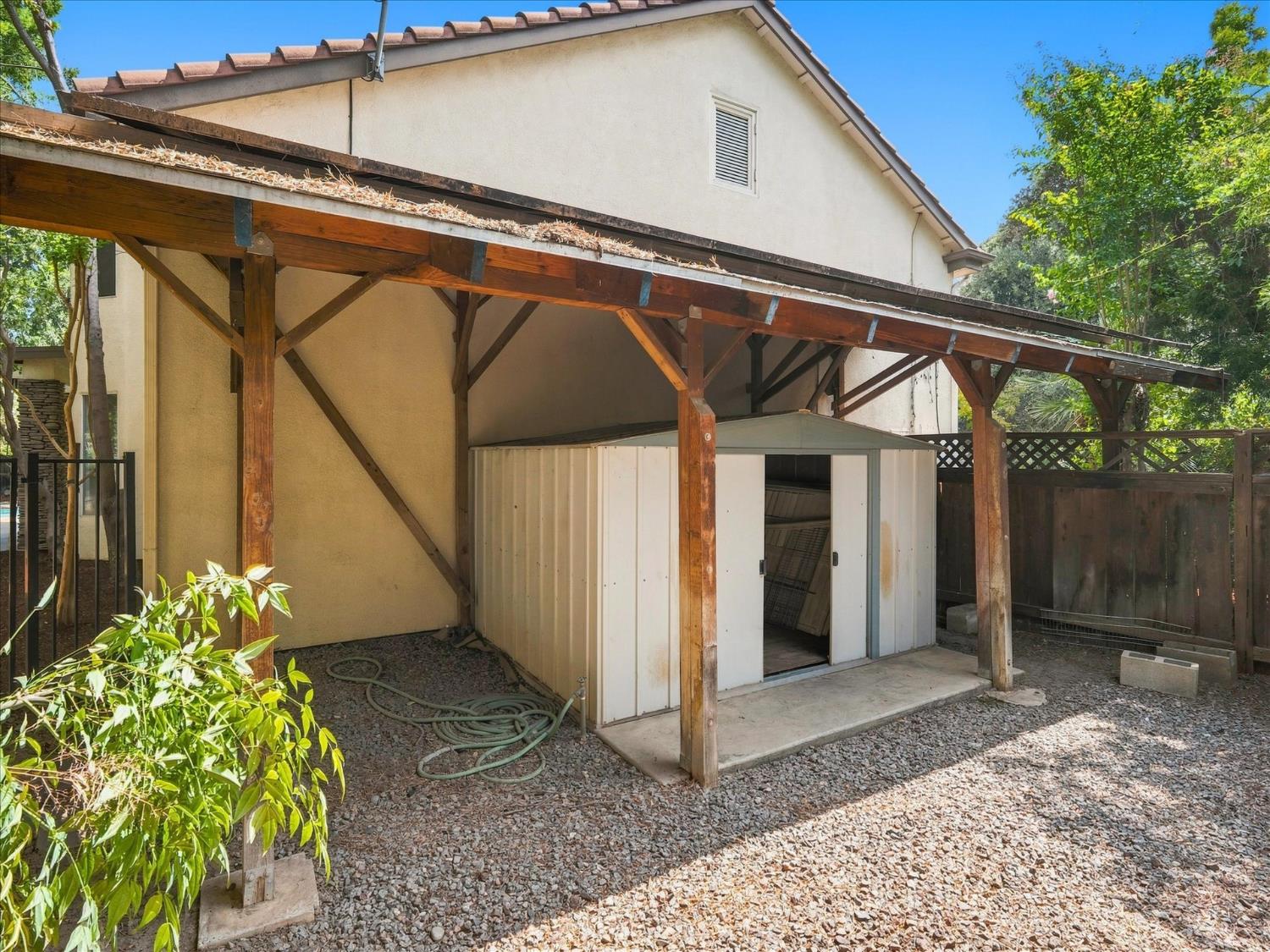 1646 E Desert Island Dr, Fresno, CA 93730