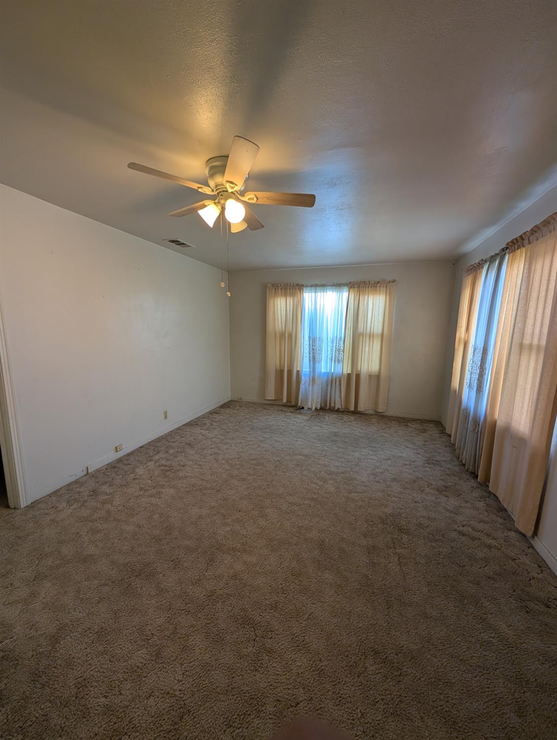 2564 E Floradora Ave, Fresno, CA 93703