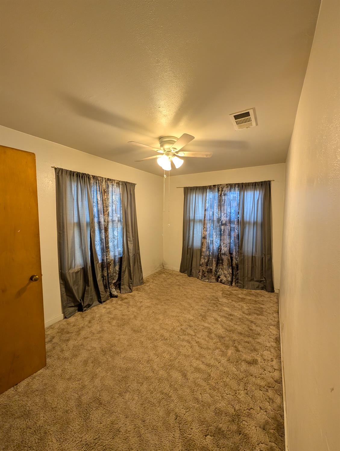 2564 E Floradora Ave, Fresno, CA 93703