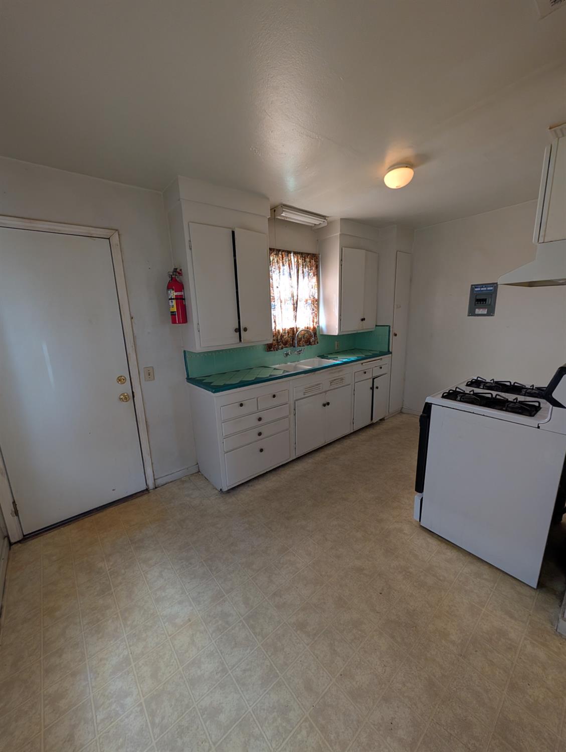 2564 E Floradora Ave, Fresno, CA 93703