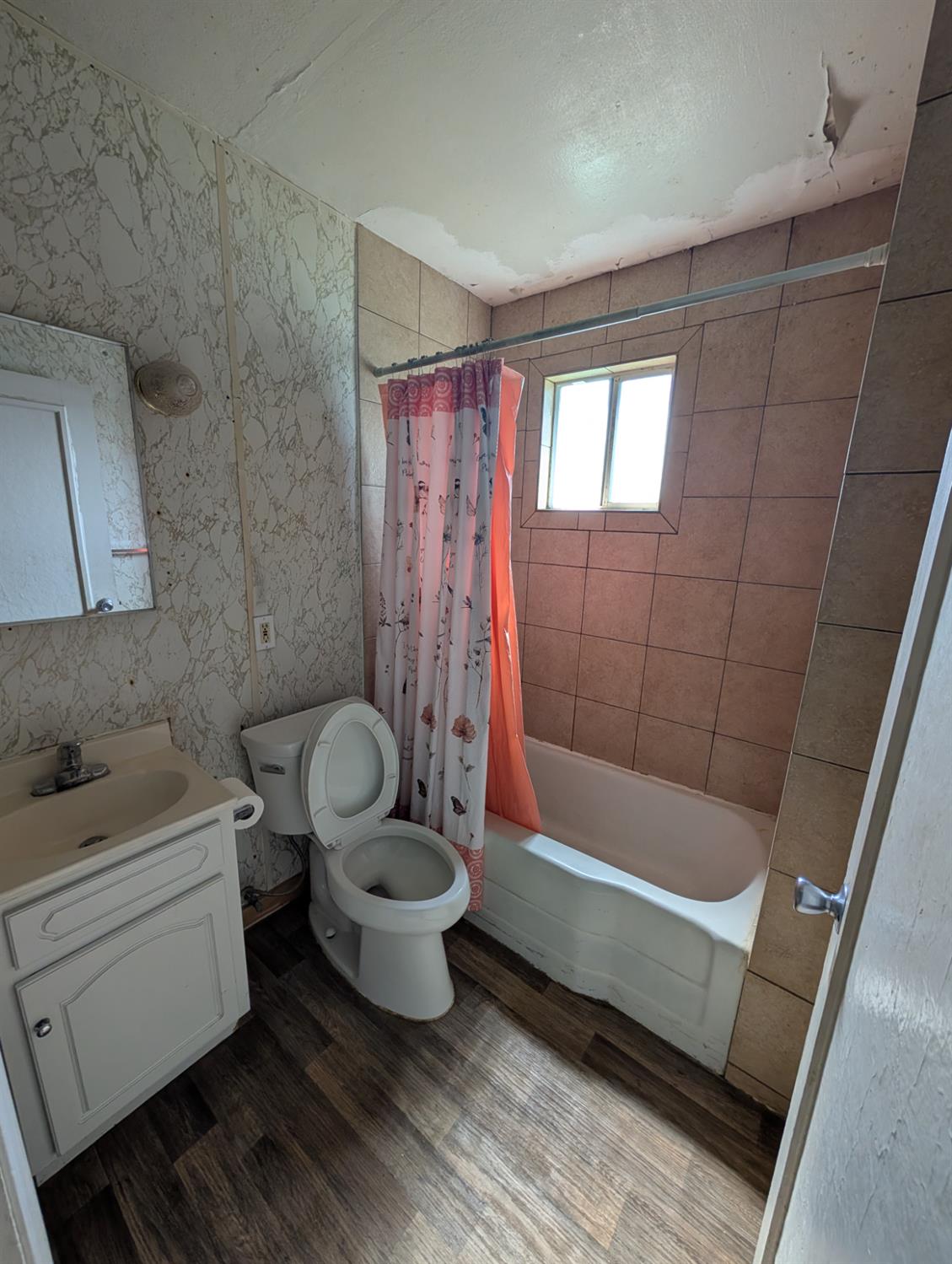 2564 E Floradora Ave, Fresno, CA 93703