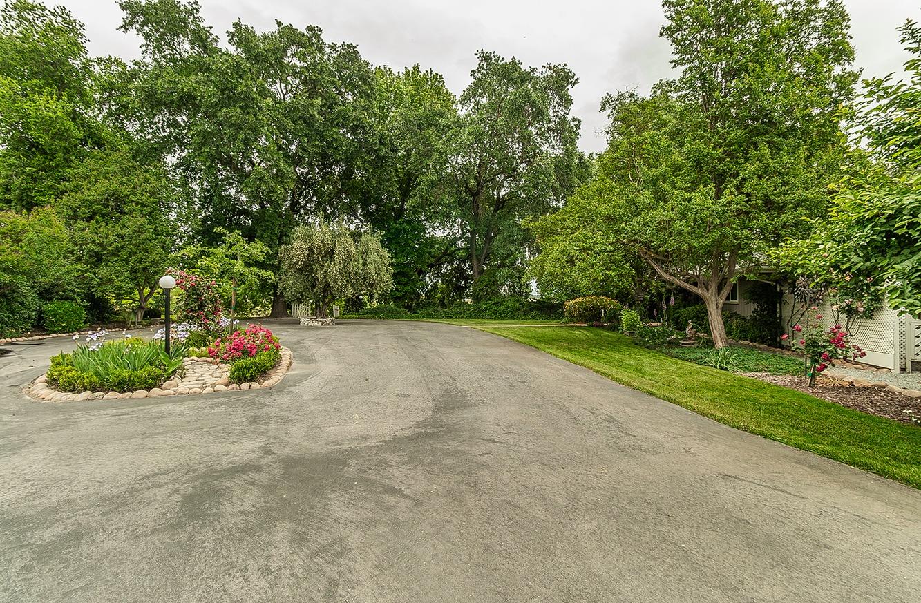 3670 S Newmark Ave, Sanger, CA 93654