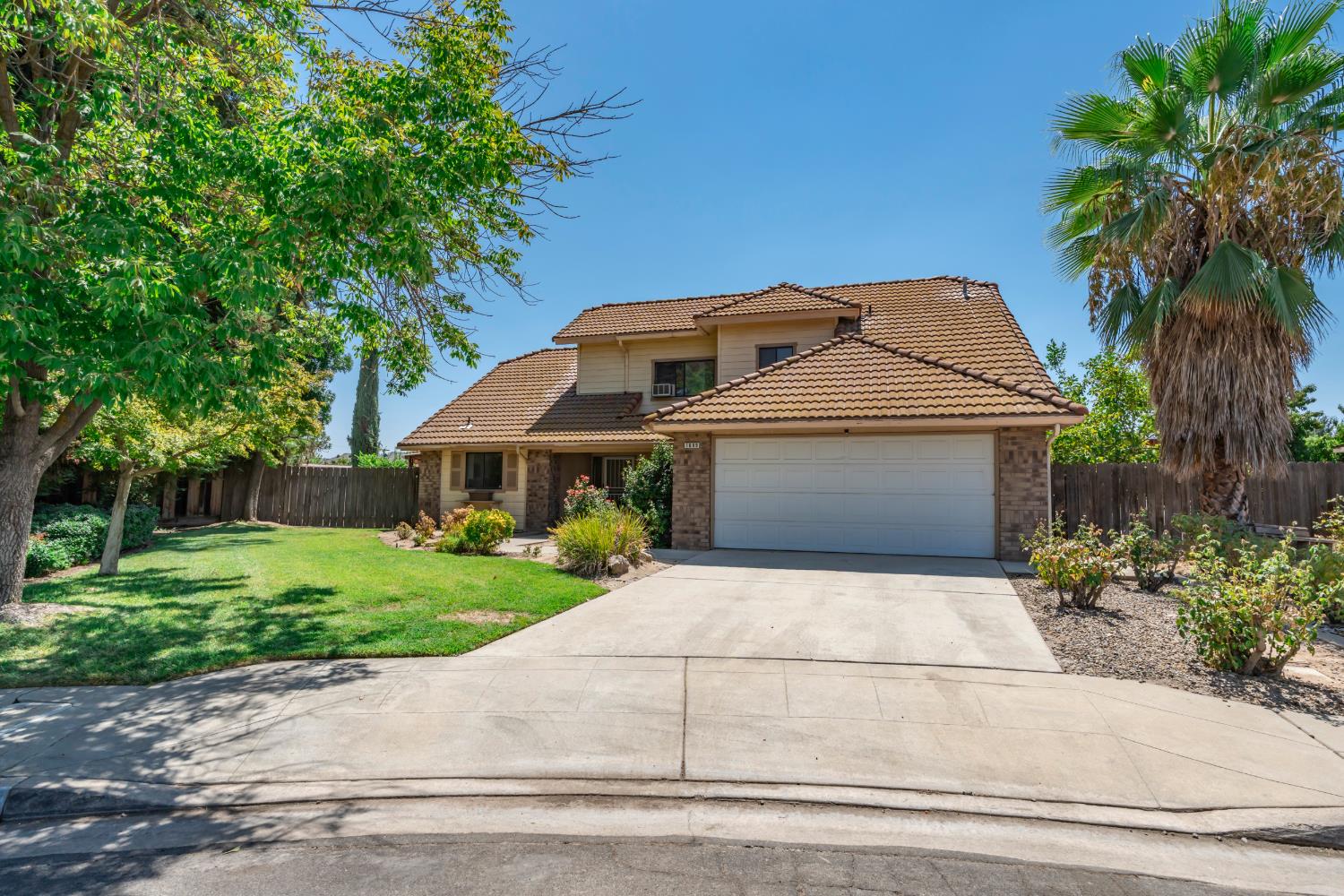1689 E Pryor Dr, Fresno, CA 93720