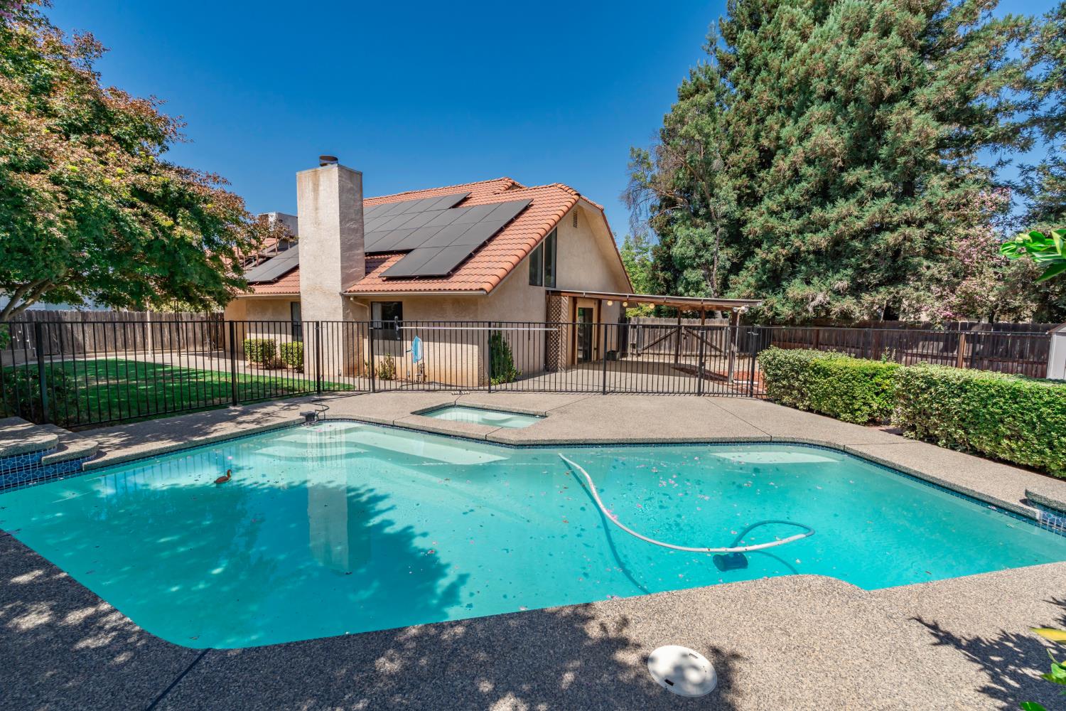 1689 E Pryor Dr, Fresno, CA 93720
