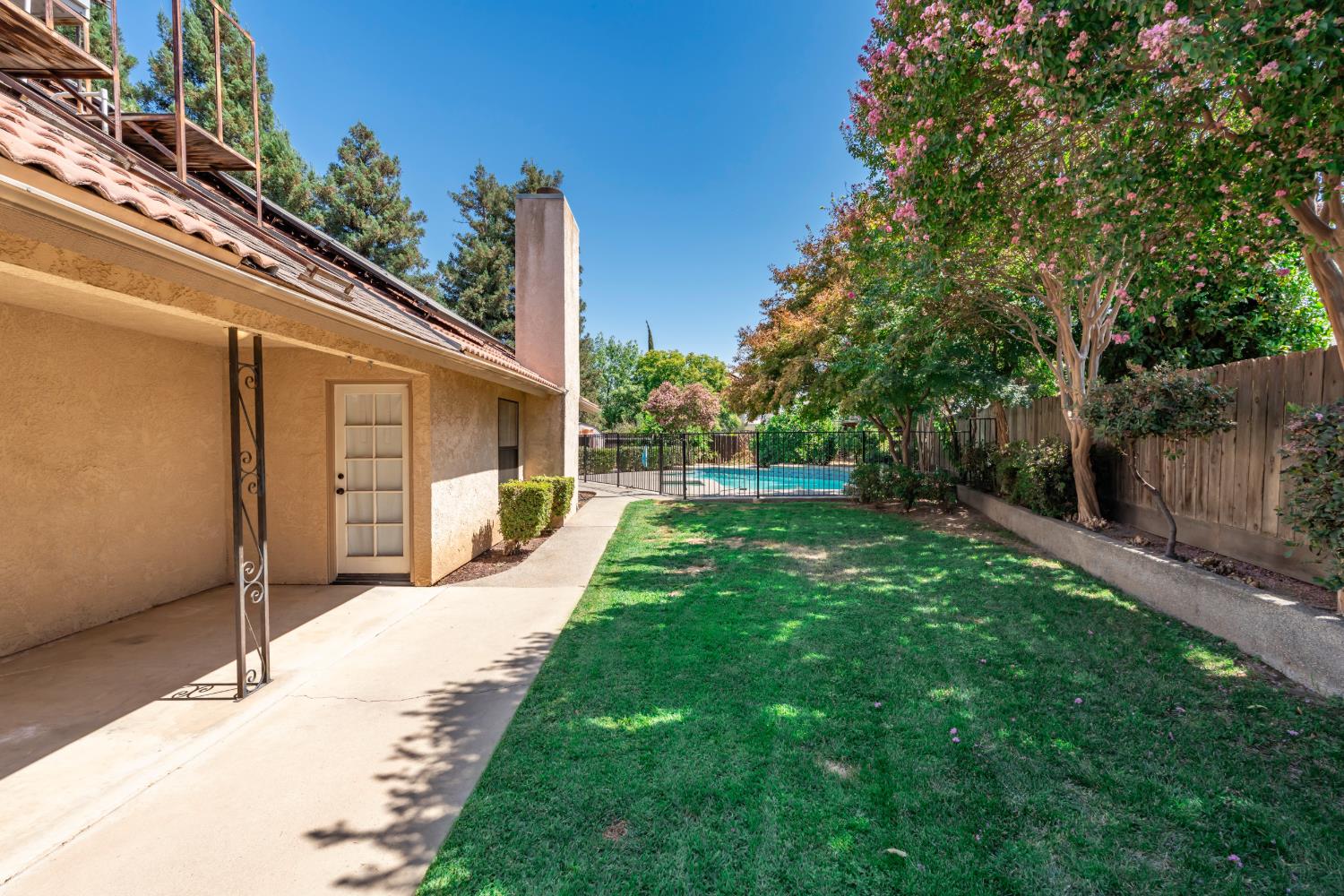 1689 E Pryor Dr, Fresno, CA 93720