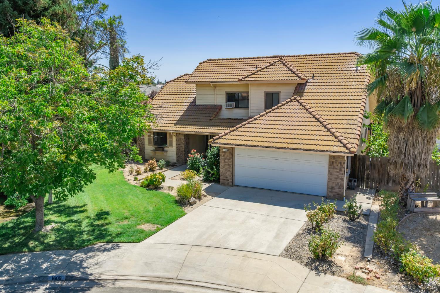 1689 E Pryor Dr, Fresno, CA 93720