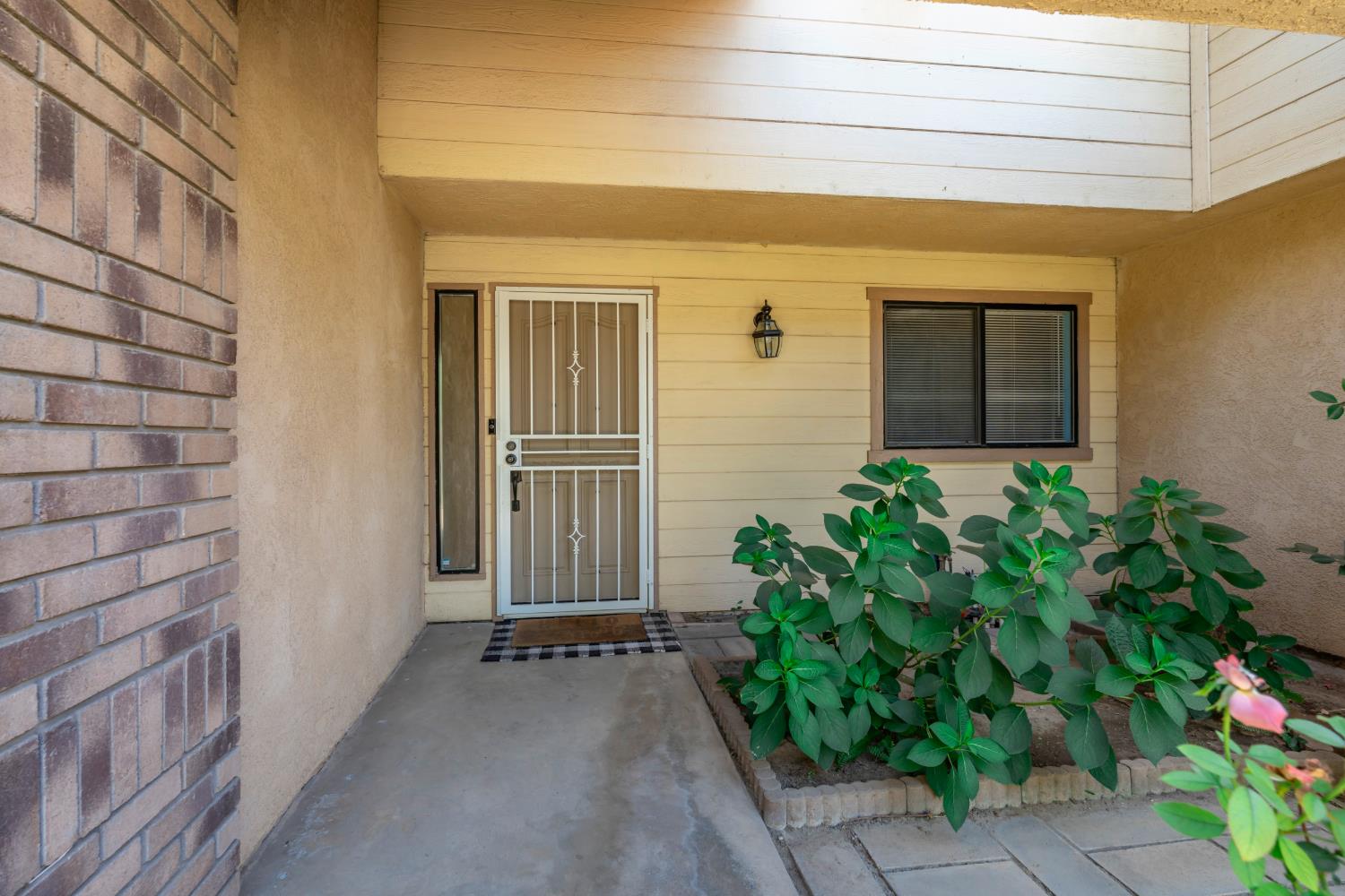 1689 E Pryor Dr, Fresno, CA 93720