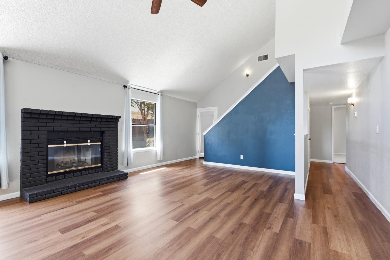 1689 E Pryor Dr, Fresno, CA 93720